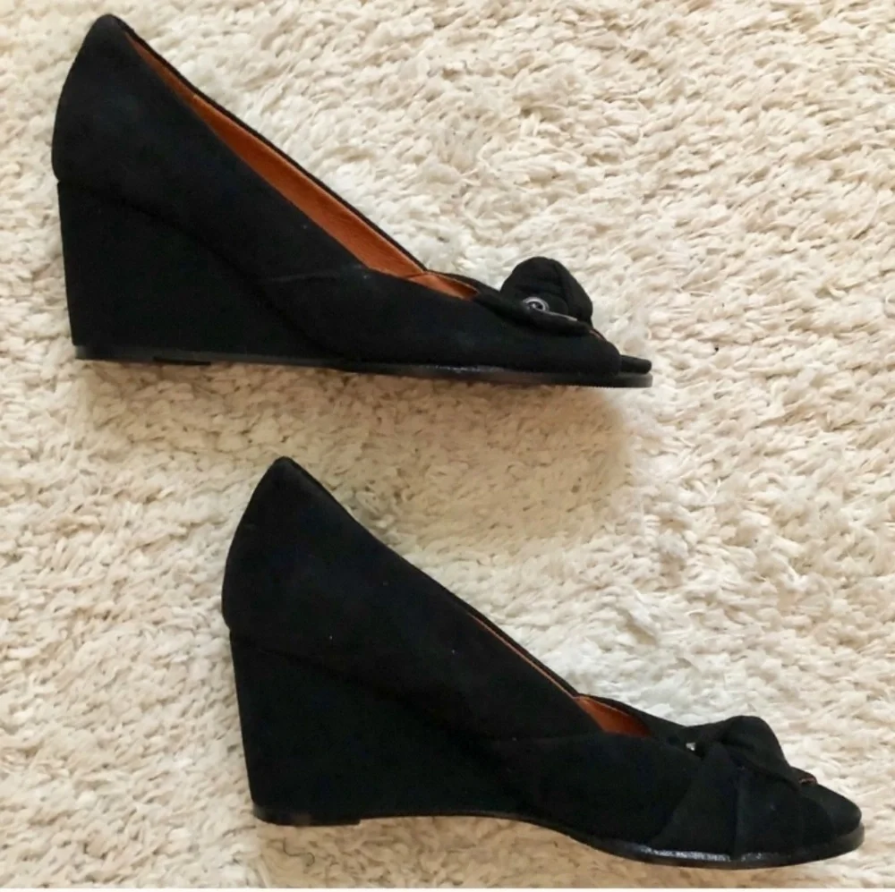 GENTLE SOULS Gabes Bow Black Suede Wedges Sz 8.5